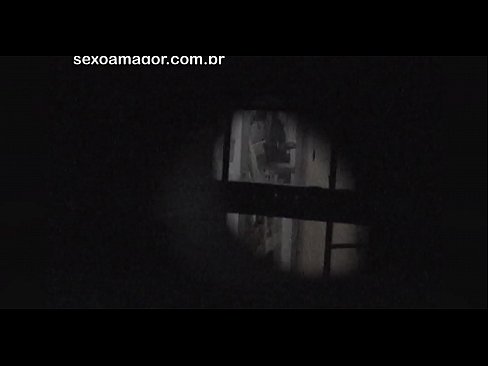 ❤️ Бландзінка таемна здымаецца на відэа з суседскага вуаерыста, схаванага за пустымі цэгламі ❤️❌ Чербанне у нас ❌❤